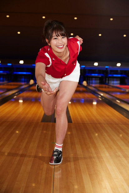 稲村亜美が、ボウリング始球式に初挑戦！