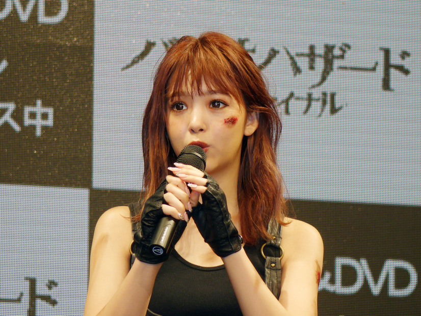 藤田ニコルが「ワイルドにこるん」に！バイクでモデル貫録の決めポーズ
