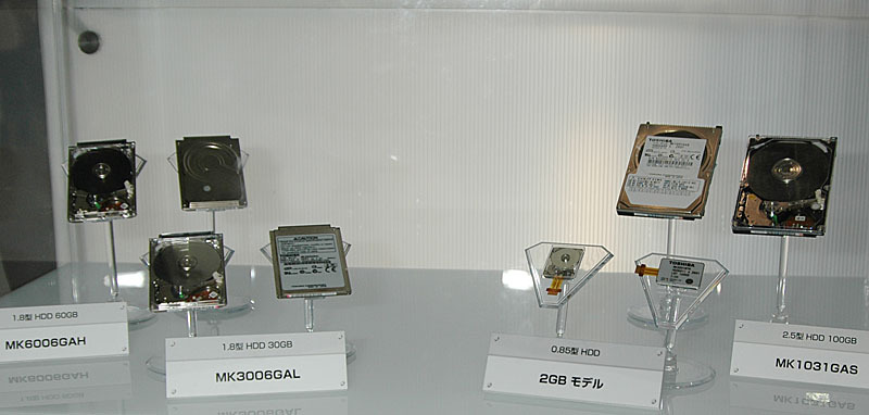 左から、1.8型60GバイトHDD、厚さ5mmの1.8型30GバイトHDD、0.85型HDDの2Gバイトモデル、2.5型100GバイトHDD