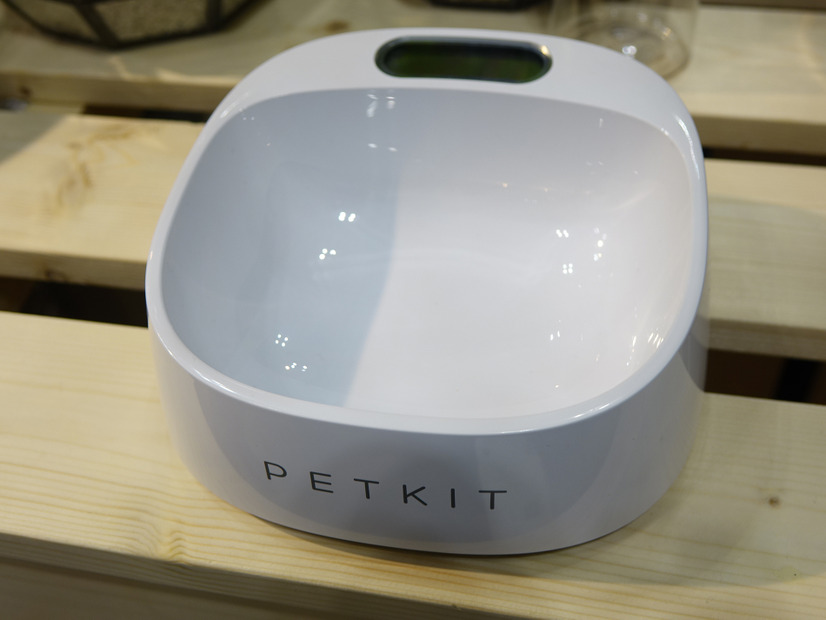 グラム表示もしてくれるペット用食器「PETKIT」がデモ中