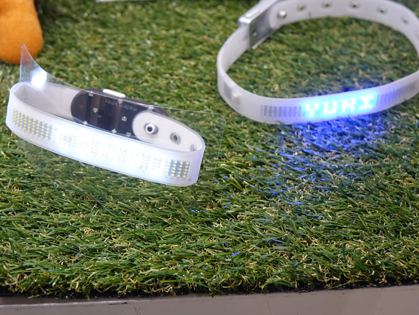 スマホで入力！ペット用LED認識バンドが展示中！