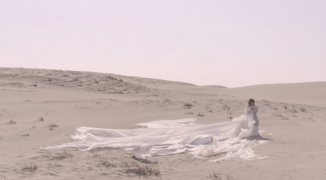 暁月凛、砂丘での幻想的な新アー写＆MVが公開に