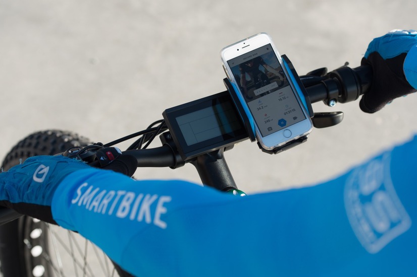 自転車のウィンカーからカメラまで複数機能搭載！スマホアプリ連動の「Hexagon」登場