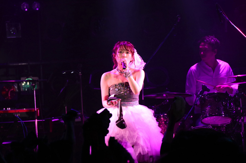 高橋みなみのバースデーライブに小嶋陽菜と峯岸みなみが登場！「ハート型ウイルス」披露