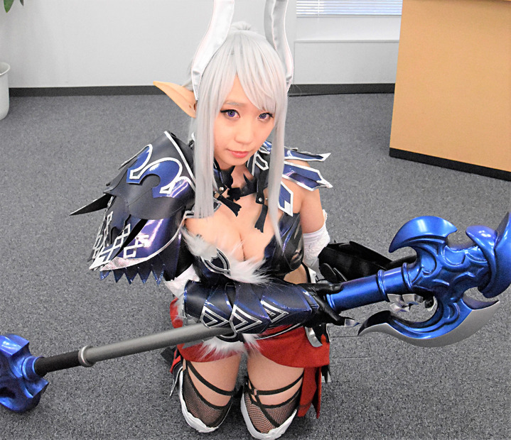 伊織もえがMMORPG『TERA』に新実装された装備で登場