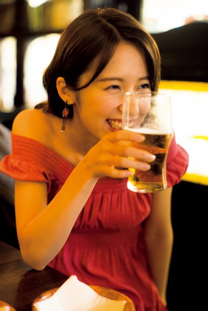 メンバーも素に近いと語った、ビールを飲んでいる衛藤美彩の“ウヒヒ顔”　撮影：LUCKMAN/『衛藤美彩写真集　話を聞こうか。』講談社