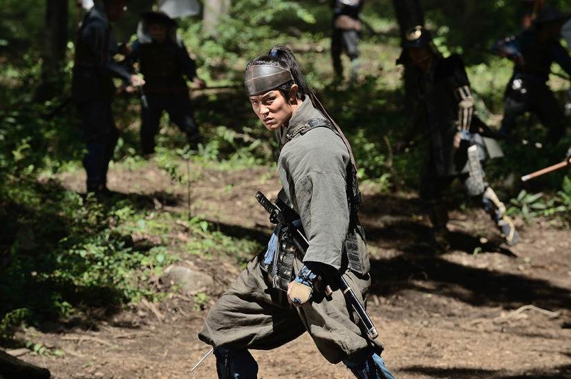 格闘・決戦シーンが満載！大野智主演『忍びの国』第2弾予告映像と場面写真が公開