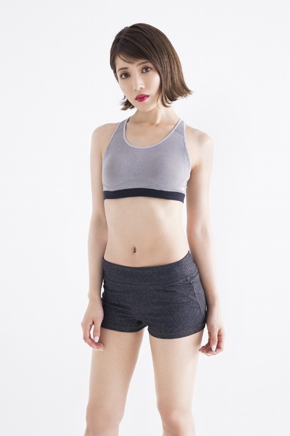 くみっきー、セミヌードで美背中披露！「ウエスト、、、無修正ですよ。笑」