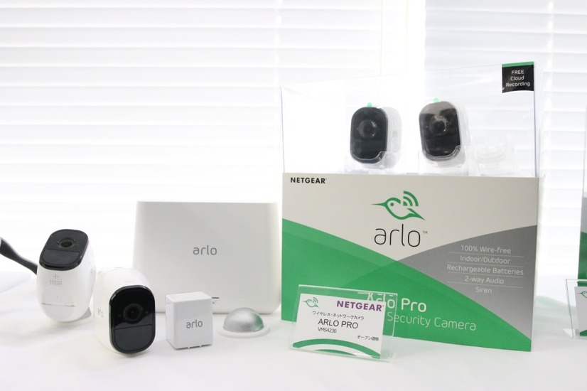 「Arlo Pro」のカメラ2個セットの市場想定価格は、49,980円とのこと。増設カメラとしてのカメラ単体だと、21,800円、予備バッテリーは5,980円という市場想定価格となっている（撮影：防犯システム取材班）