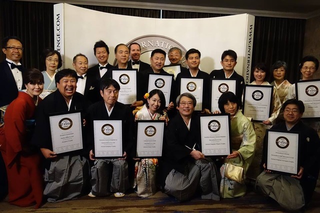 金賞の中で特に優れた銘柄に与えられるトロフィーを受賞した日本の蔵元たち