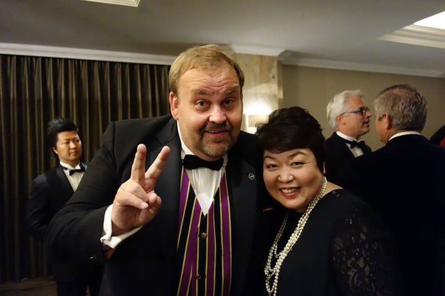 IWCのディレクターのクリス・アシュトン氏と並ぶ、コーポ・サチ代表の平出淑恵氏(写真右)