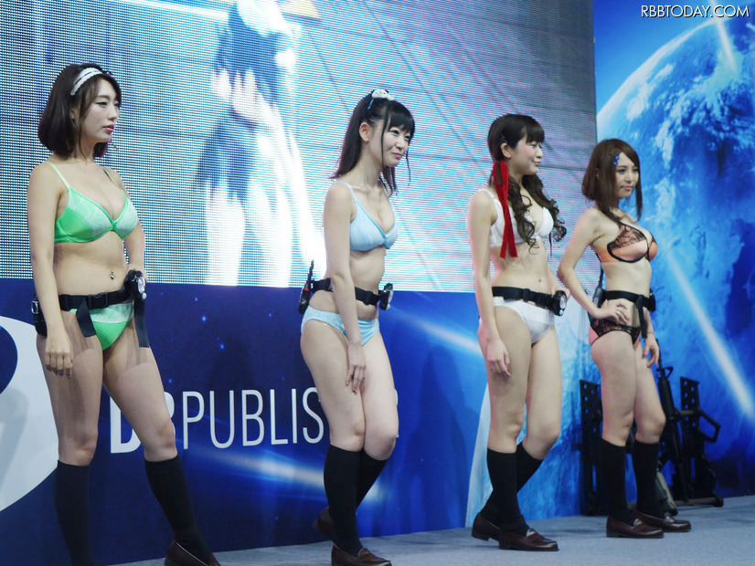 15人のアイドルが悩殺水着ショットを披露
