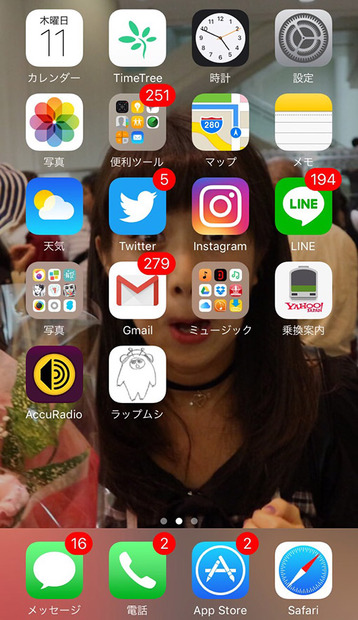 足立さんのスマホのホーム画面。待ち受け画面は、友達の変顔写真だそう。「面白くて、思わず待ち受けにしました（笑）。いつも元気をもらってます！」