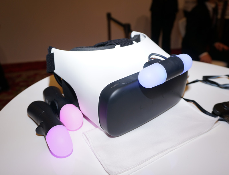 本体にスマホをセットする必要がないVRヘッドセット「HTC Link」。USBケーブルでスマホにつなぐ