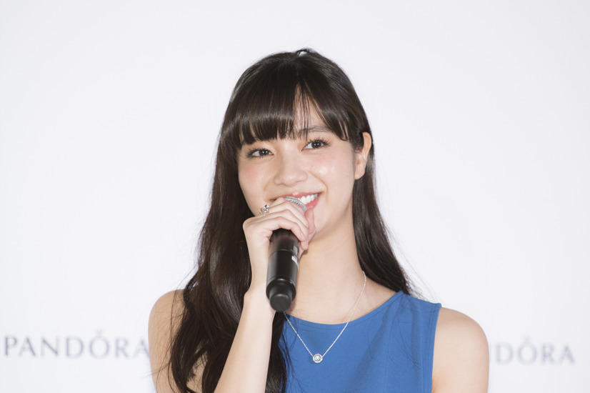 新川優愛、筧美和子とのラブラブっぷりを明かす「会えないときはお風呂で2時間くらい電話」