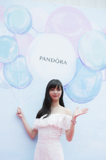新川優愛、筧美和子とのラブラブっぷりを明かす「会えないときはお風呂で2時間くらい電話」