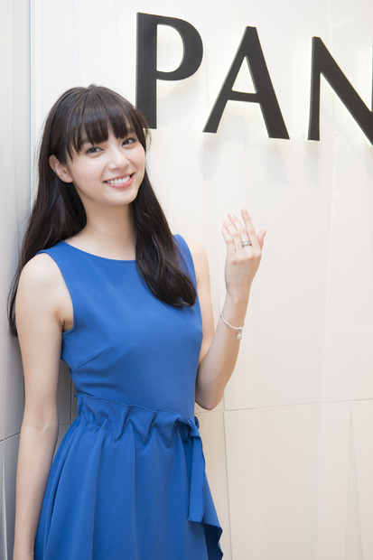 新川優愛、筧美和子とのラブラブっぷりを明かす「会えないときはお風呂で2時間くらい電話」