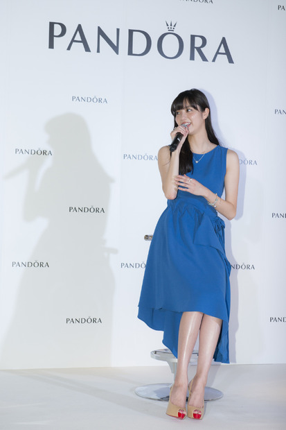 新川優愛、筧美和子とのラブラブっぷりを明かす「会えないときはお風呂で2時間くらい電話」