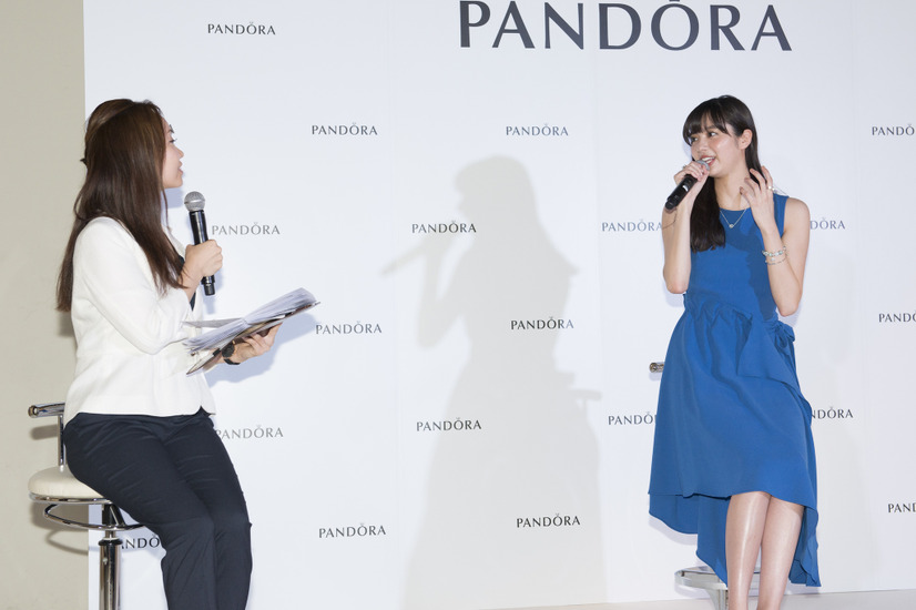 新川優愛、筧美和子とのラブラブっぷりを明かす「会えないときはお風呂で2時間くらい電話」