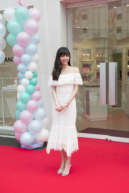 新川優愛、筧美和子とのラブラブっぷりを明かす「会えないときはお風呂で2時間くらい電話」