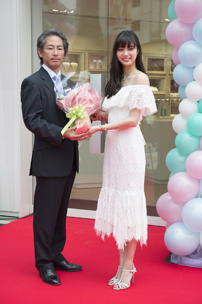 新川優愛、筧美和子とのラブラブっぷりを明かす「会えないときはお風呂で2時間くらい電話」