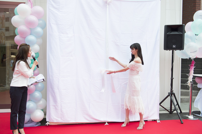 新川優愛、筧美和子とのラブラブっぷりを明かす「会えないときはお風呂で2時間くらい電話」