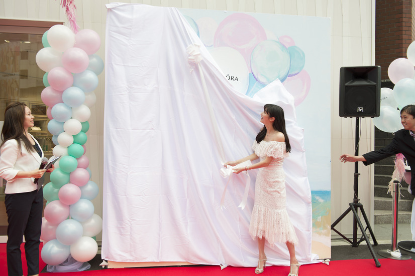 新川優愛、筧美和子とのラブラブっぷりを明かす「会えないときはお風呂で2時間くらい電話」