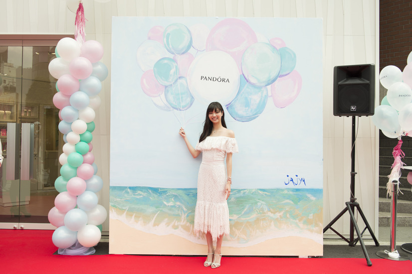 新川優愛、筧美和子とのラブラブっぷりを明かす「会えないときはお風呂で2時間くらい電話」