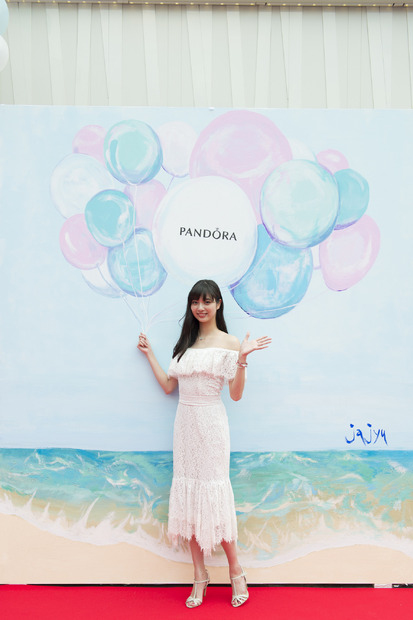新川優愛、筧美和子とのラブラブっぷりを明かす「会えないときはお風呂で2時間くらい電話」