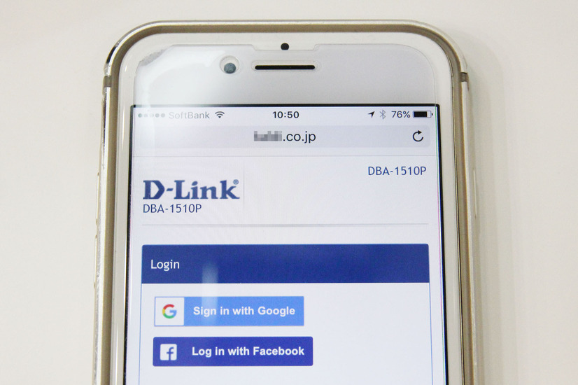 「D-Link Business Cloud」でSNS認証を行っている様子。ネットワーク接続時にGoogleとFacebookのアカウントを利用する