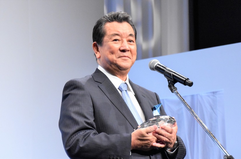 「岩谷時子賞」を受賞した加山雄三