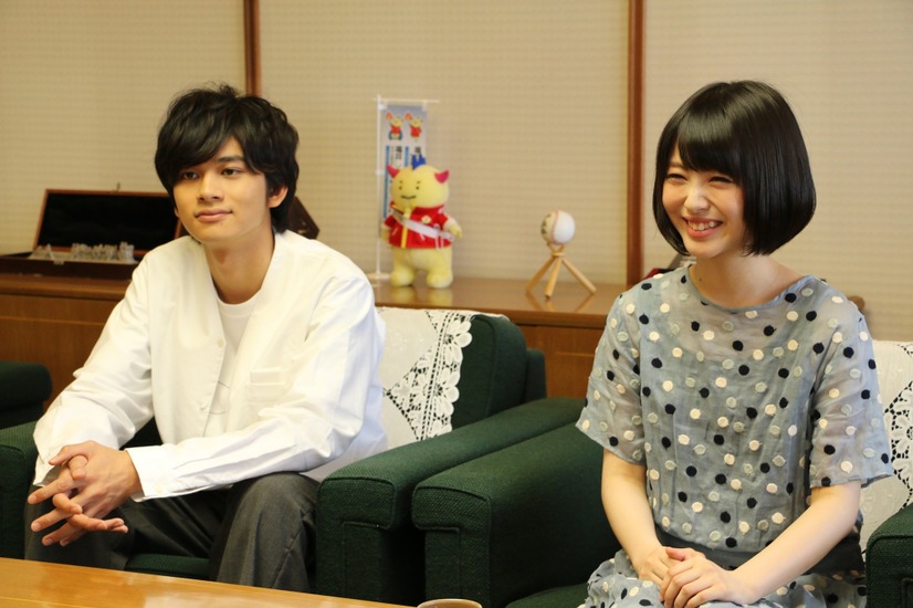 浜辺美波＆北村匠海、映画『キミスイ』原作表紙のモデル地を聖地巡礼！