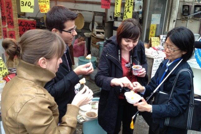 街歩き途中のちょっとした食べ歩きも、バスツアーにはない体験として人気だ