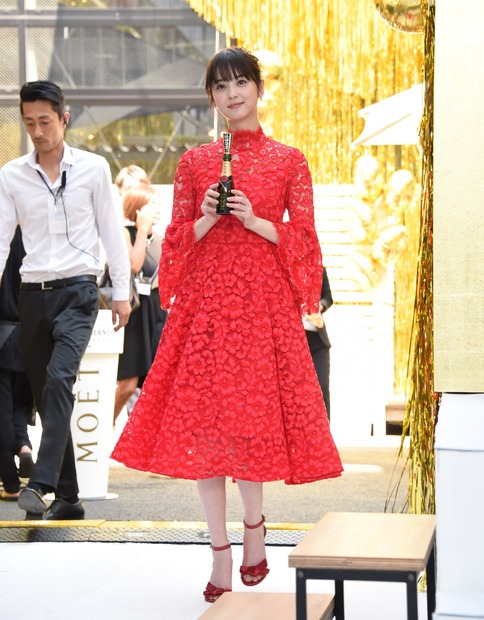 佐々木希、結婚を祝福され照れ笑い！家庭料理では「彩も勉強中」
