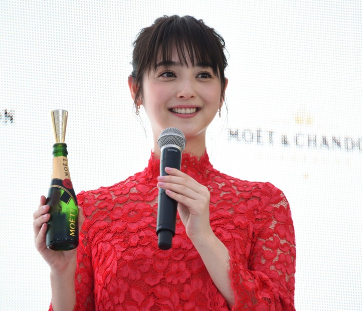 佐々木希、結婚を祝福され照れ笑い！家庭料理では「彩も勉強中」