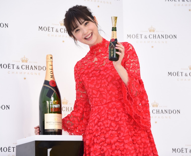 佐々木希、結婚を祝福され照れ笑い！家庭料理では「彩も勉強中」
