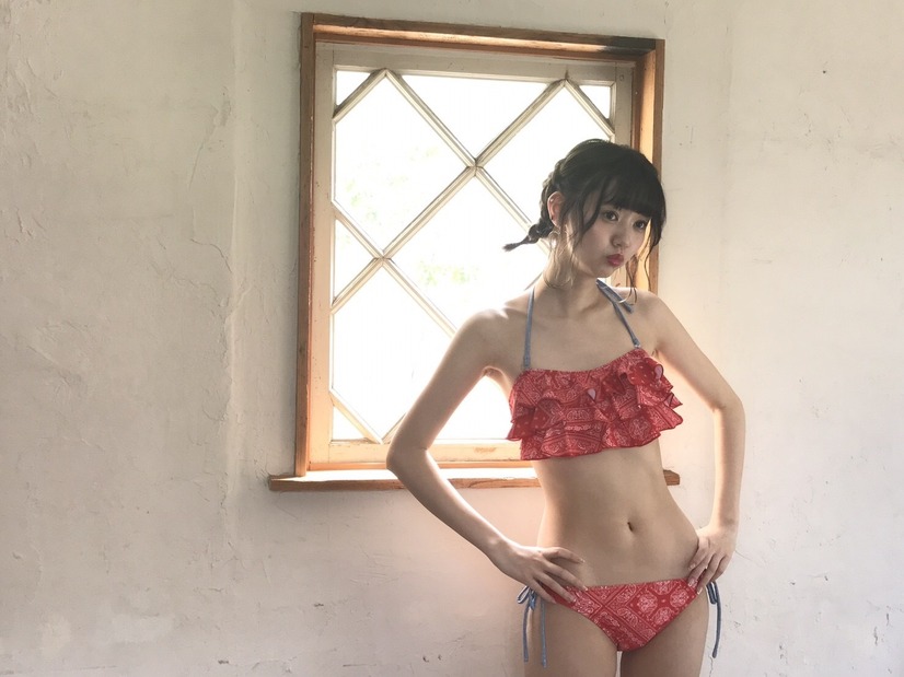 「Seventeen」専属モデル・江野沢愛美が夏の新作水着を披露！