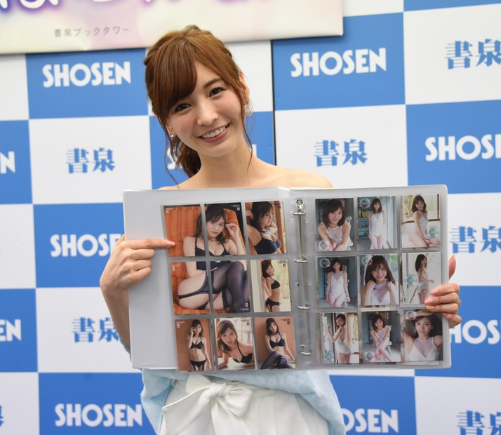 “かわいすぎる売り子”ほのかが初トレカ！セクシー黒タイツ姿に挑戦