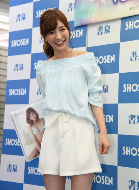 “かわいすぎる売り子”ほのかが初トレカ！セクシー黒タイツ姿に挑戦