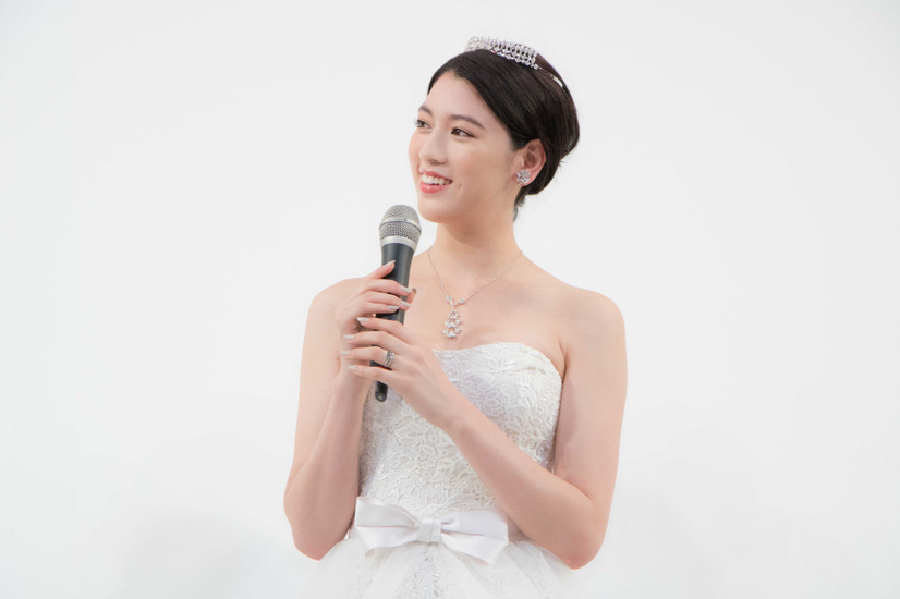 三吉彩花が誕生日にウエディングドレス姿を披露！