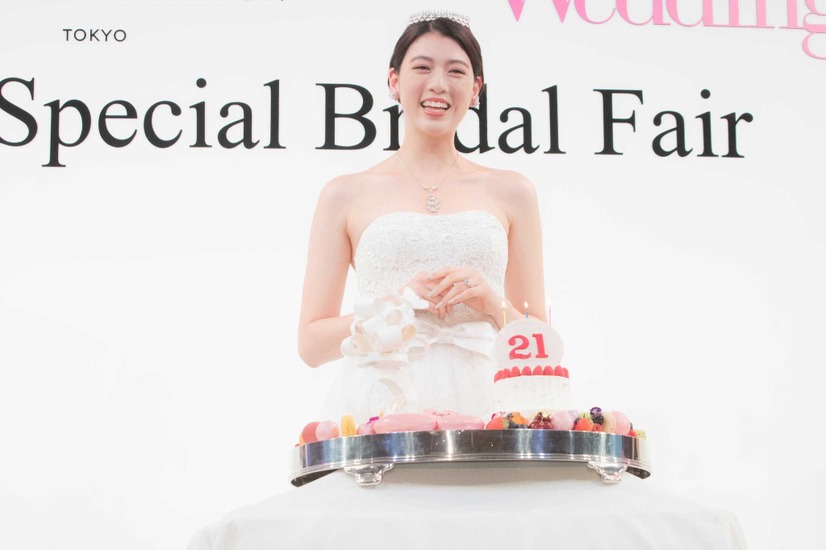 三吉彩花が誕生日にウエディングドレス姿を披露！