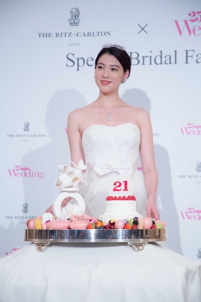 三吉彩花が誕生日にウエディングドレス姿を披露！