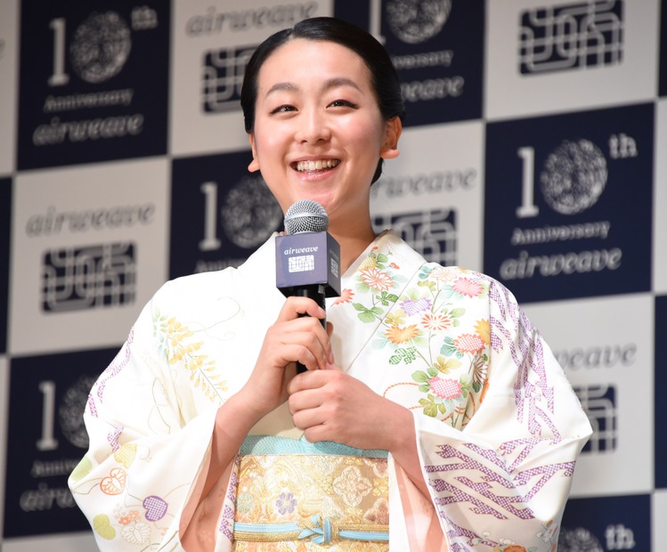 着物姿で登場した浅田真央（撮影：竹内みちまろ）