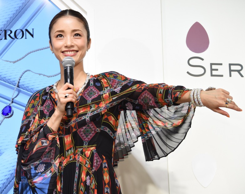 総額2億円のジュエリーを身につけた上戸彩（撮影：竹内みちまろ）