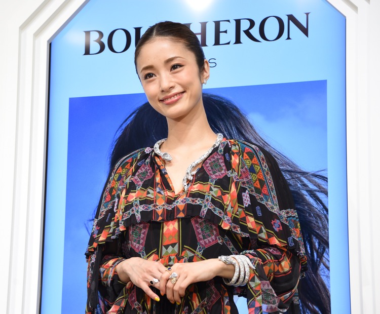 総額2億円のジュエリーを身につけた上戸彩（撮影：竹内みちまろ）