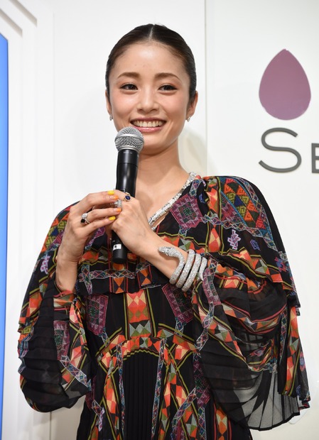 総額2億円のジュエリーを身につけた上戸彩（撮影：竹内みちまろ）
