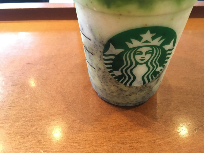 スタバの抹茶ソース入りフラペチーノを食べてきた！まるごとチョコケーキを崩して食べる!!