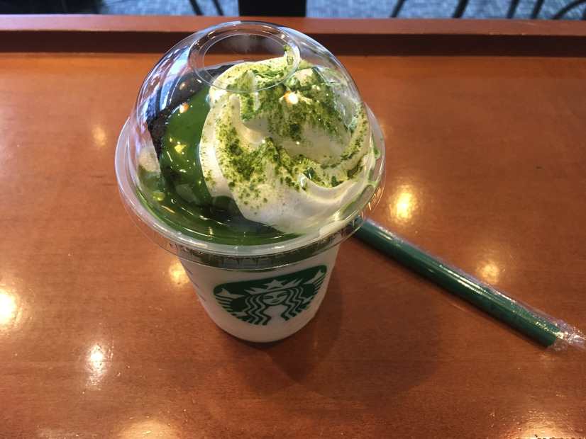 スタバの抹茶ソース入りフラペチーノを食べてきた！まるごとチョコケーキを崩して食べる!!