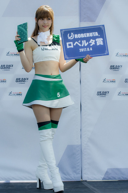 『AIR RACE QUEENS 2017 by ROBERUTA』でロベルタ賞の林紗久羅さん（2017年6月4日）