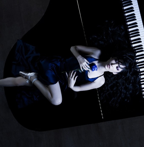中島美嘉の妖艶な姿が公開に！バラを抱えてピアノに横たわる新ジャケット
